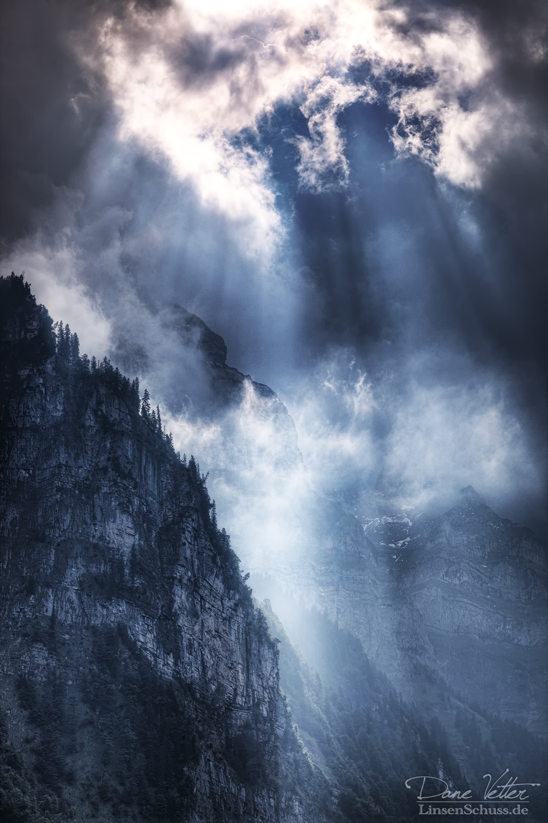 Gebirge am Kloentalersee